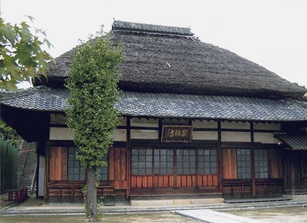 茅葺屋根の旧本堂